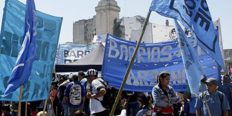 Las organizaciones sociales apuntaron contra Cristina y Alberto salió a respaldarlos