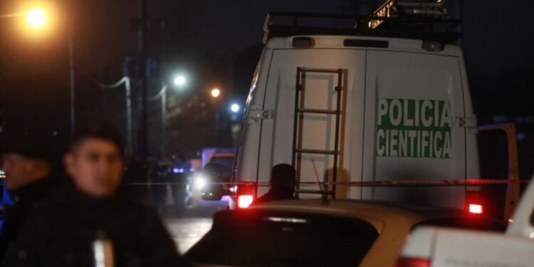 Un joven murió tras tirotearse con la Policía en La Plata