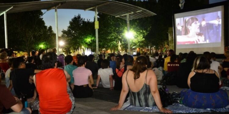 Instalarán un cine móvil por las vacaciones de invierno en La Plata