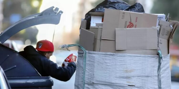 INDEC: una familia necesitó más de  $100 mil para no ser pobre