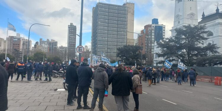 Cooperativistas de La Plata reclamaron aumentos frente a la Municipalidad