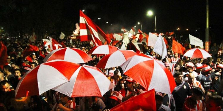 Estudiantes le solicitó una “conducta ejemplar” a su hinchada