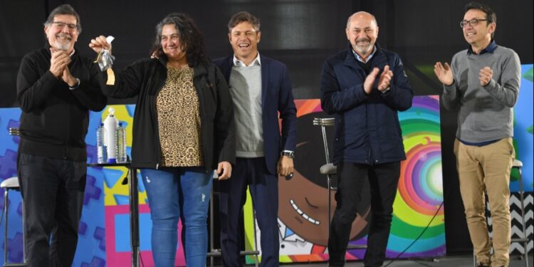 Entregaron 21 combis para el transporte de estudiantes que cursan en escuelas especiales de la Provincia