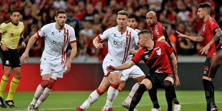 Estudiantes empató con Paranaense y podrá definir en UNO