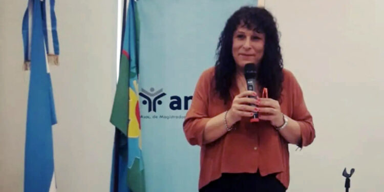 Histórico: juró la primera funcionaria travesti trans