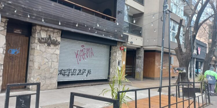 El sector gastronómico aseguró “estar a disposición” para reglamentar los decks en la vía pública