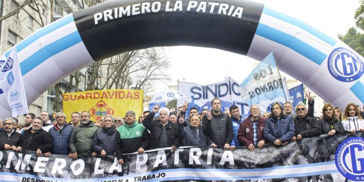 Multitudinaria movilización al Congreso para “denunciar a los generadores de precios y especuladores”