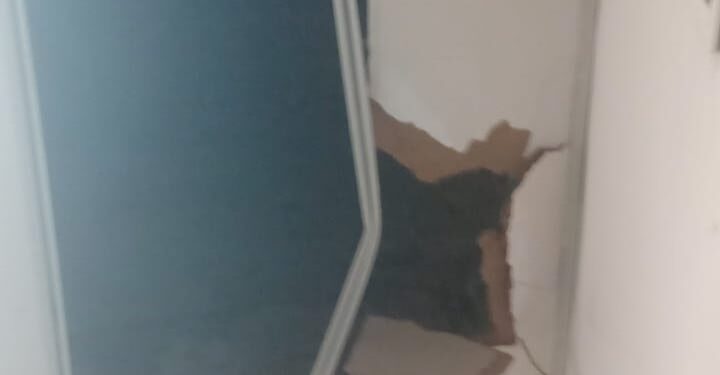 Se cayó parte del techo de una escuela y el presidente del Concejo Escolar tuvo que dar explicaciones