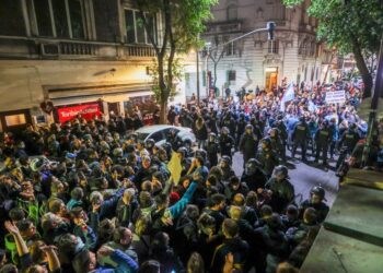 CFK denunció la represión de la Policía de la Ciudad a los militantes que se acercaron a su casa