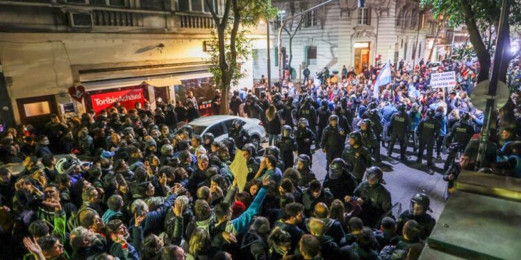 CFK denunció la represión de la Policía de la Ciudad a los militantes que se acercaron a su casa