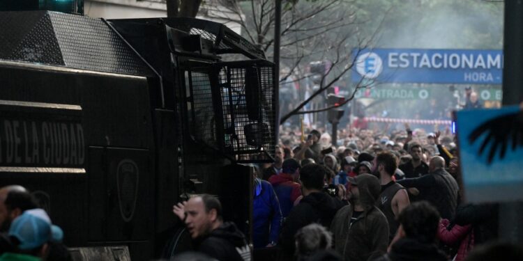 Tras la represión, ordenaron a Larreta que cesen los operativos policiales en la casa de CFK