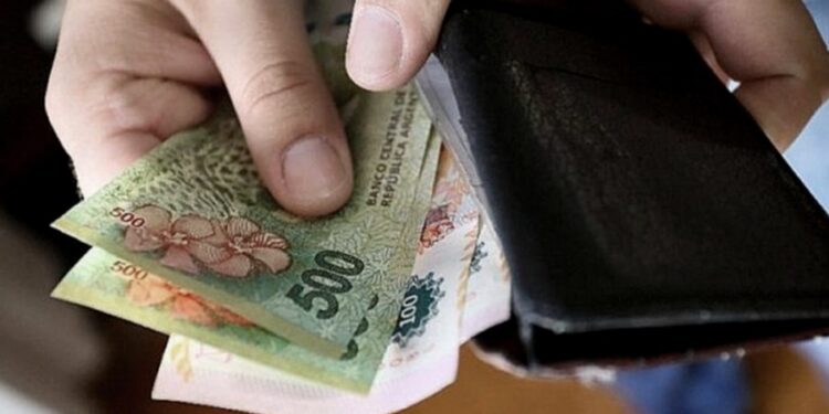 Acordaron actualizar el salario mínimo un 21% en 3 tramos de 7%