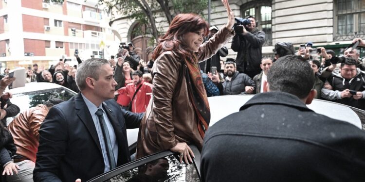 Cristina saludó a militantes que mantienen la vigilia y firmó libros