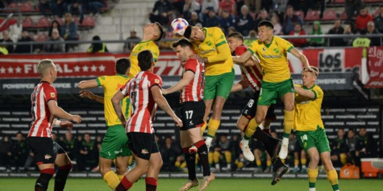 Estudiantes cayó ante Defensa y Justicia en el estadio UNO
