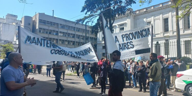 Agencieros de la provincia realizaron una movilización en la ciudad