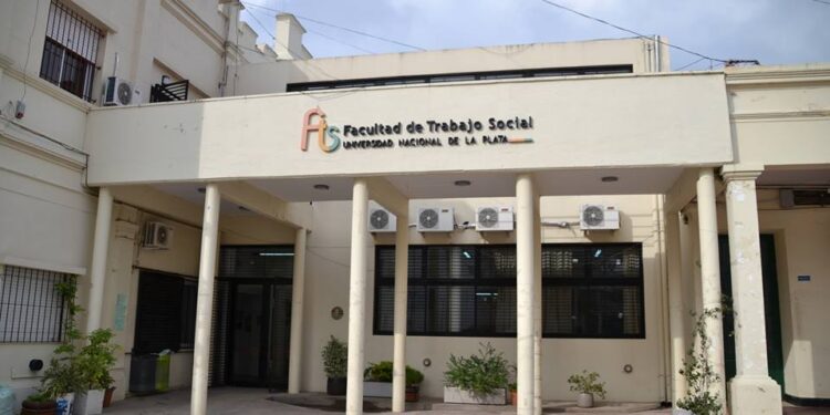 Comenzaron las jornadas de Economía Popular y Emprendimientos Sociolaborales en la Facultad de Trabajo Social