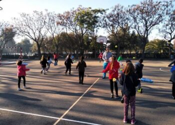 La Provincia equipará escuelas platenses con material deportivo