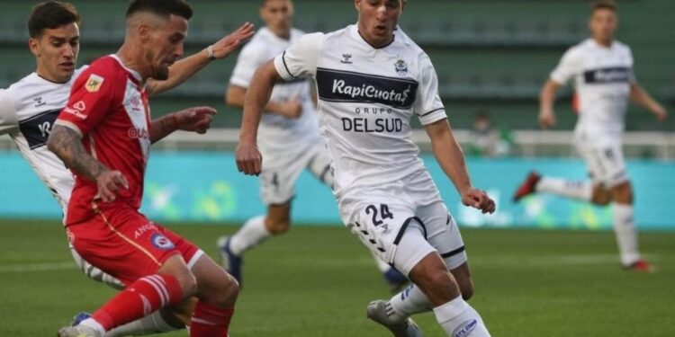 Gimnasia recibe a Argentinos buscando un lugar en la Libertadores