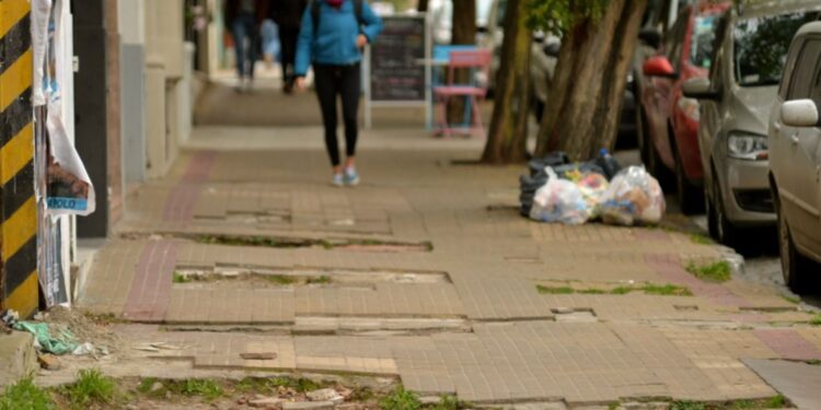 “Veredas a la Obra”: repartirán baldosas gratis en La Plata