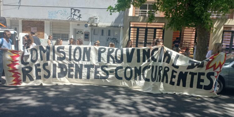 Medicos Residentes se manifestaron por “recomposición salarial y reconocimiento de sus trabajos”