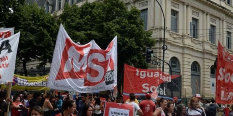 En rechazo al Presupuesto Provincial 2023 el Frente de Izquierda se manifestó en la ciudad