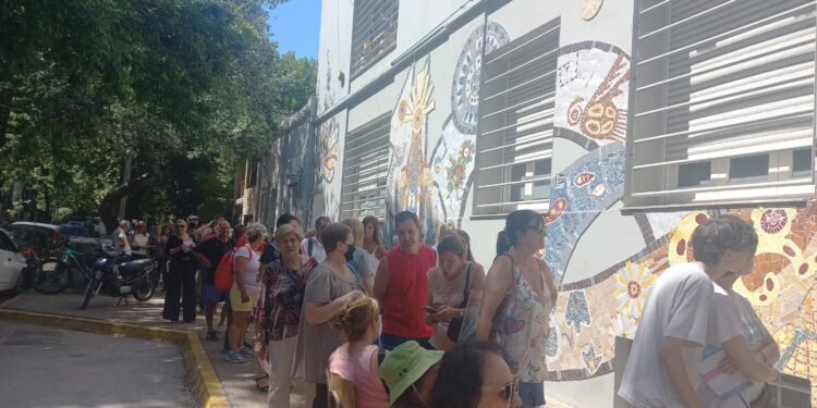 Crecen las filas en los vacunatorios de la ciudad