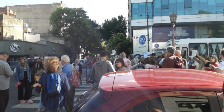 Vecinos de distintos puntos de la ciudad manifestaron por la falta de agua