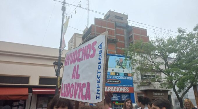 Realizaron un nuevo abrazo al Hospital de Niños: “Queremos garantizar la atención pediatra y que siga siendo el Hospital Escuela”
