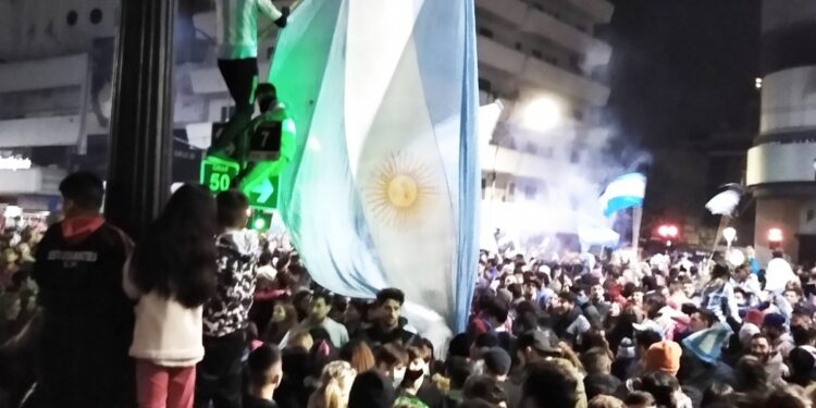 Mas de 150 mil platenses salieron a festejar el triunfo argentino