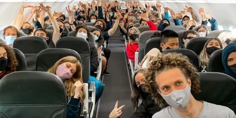 Axel Kicillof confirmó la tercera edición de los viajes de egresados gratuitos para estudiantes