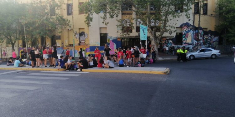 Ola de calor: alumnos de La Legión realizaron una sentada por falta de ventiladores