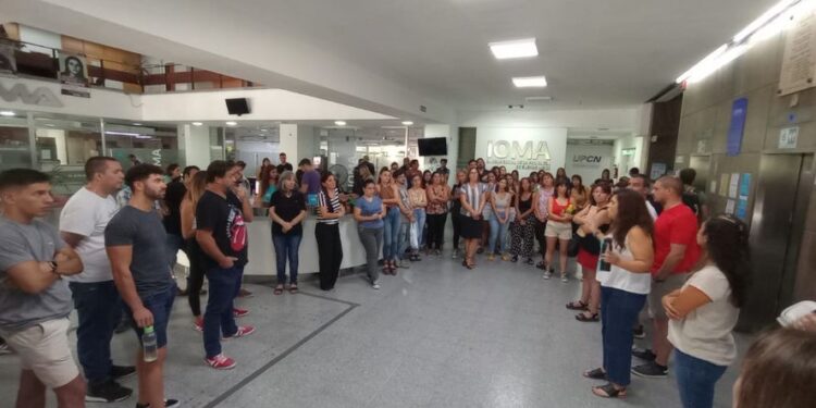 Trabajadores de IOMA realizaron una protesta en reclamo por los salarios