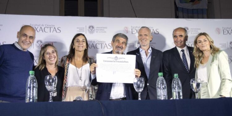 La UNLP entregó el Doctorado Honoris Causa a Roberto Salvarezza