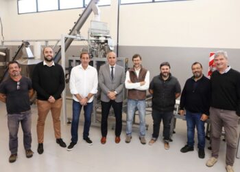 Garro llevó la campaña a la UNLP: participó de una recorrida por el Polo Productivo Social