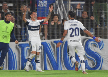 Gimnasia ganó sobre la hora y sigue con chances en la Sudamericana