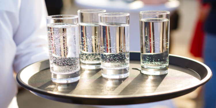 Bares y restaurantes deberán garantizar el agua gratis y sin límite a sus clientes