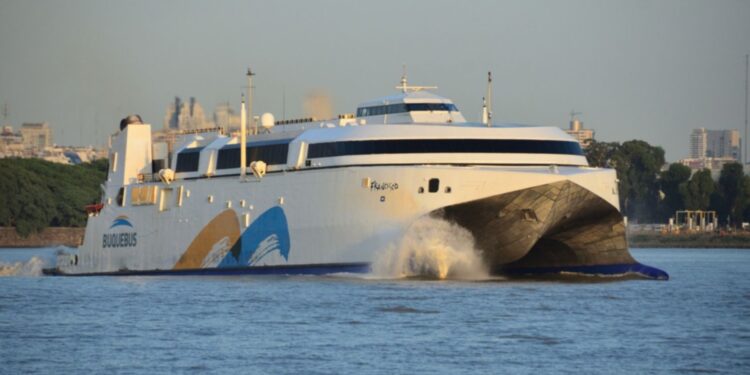 Firman convenio para hacer viajes de pasajeros entre La Plata y Uruguay