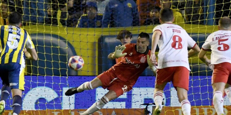 Estudiantes se trajo un punto de Rosario y se aleja de la Libertadores
