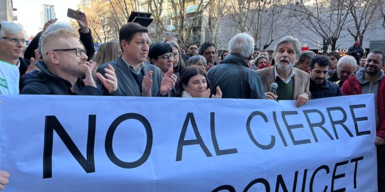 Realizaron una marcha en defensa de la ciencia y la tecnología