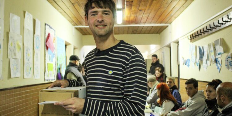 Gastón Castagneto votó en Villa Elvira: “Estamos con expectativa”