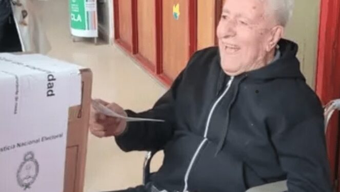 Un hombre de 102 años votó en un colegio de La Plata: “Nunca falté”