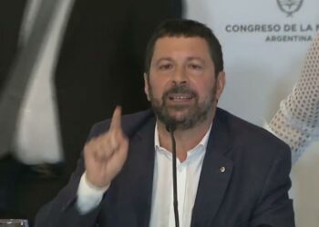 Alfredo Zaiat: “La devaluación con la suba de la tasa de interés es la receta clásica del FMI”