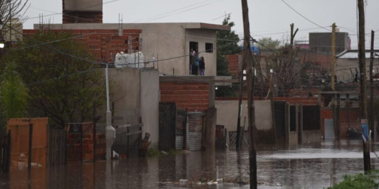 “Se invirtió un tercio de lo que se necesita”, explicó un ingeniero hidráulico sobre las inundaciones en barrios de la ciudad