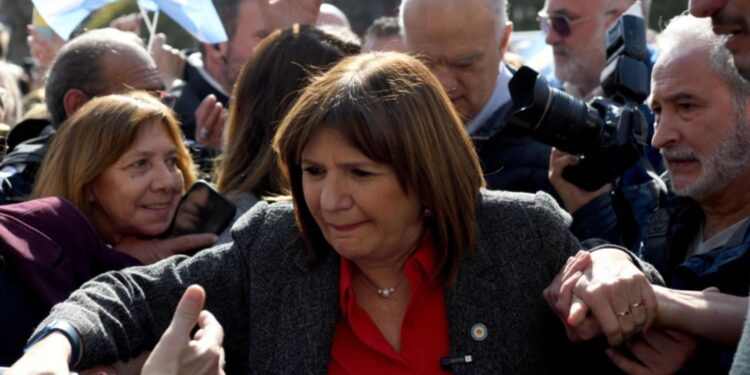 Patricia Bullrich y Néstor Grindetti recorrieron el centro de La Plata