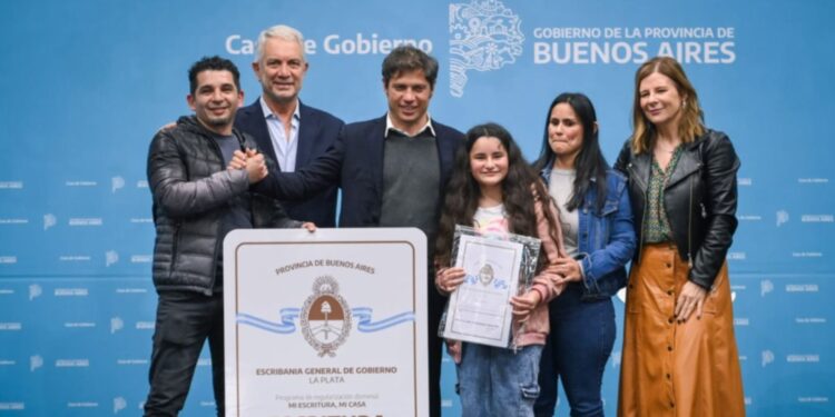 Alak y Kicillof entregaron escrituras sociales a 200 familias