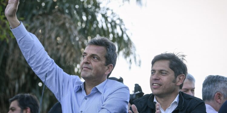 En el día de la Lealtad: Axel acompañado de Massa cierra campaña en Sarandí