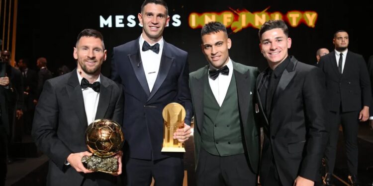Balón de Oro: los argentinos ¨Dibu¨ Martínez y Lionel Messi fueron premiados en París