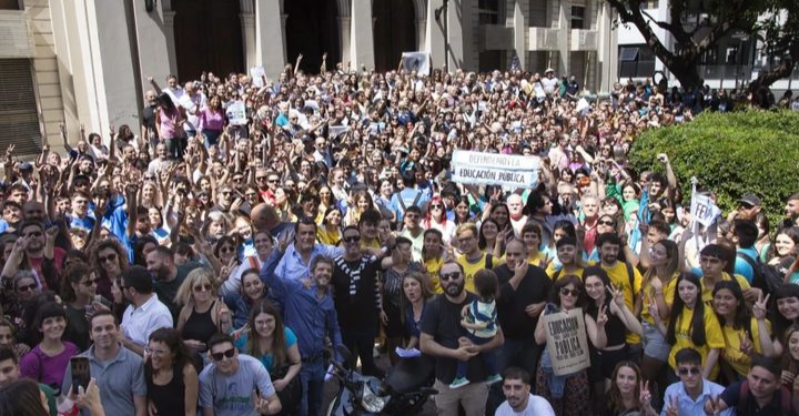Realizaron un abrazo a la Universidad de La Plata en defensa de la educación pública