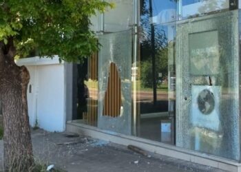 Imágenes: la inmobiliaria del vicepresidente de Gimnasia fue atacada