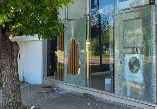 Imágenes: la inmobiliaria del vicepresidente de Gimnasia fue atacada